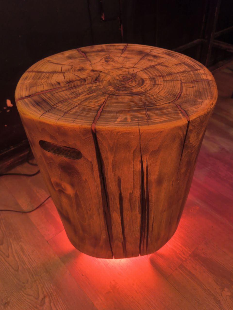 Мастер за работой над пнем