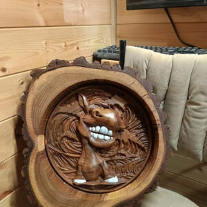 Резная фигурка из твёрдой древесины в спиле дерева